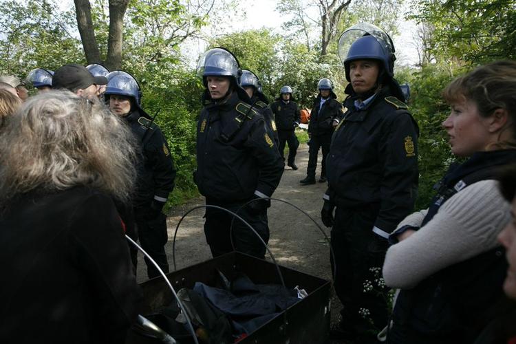 Der er anspændt ro og venten på næste dramatiske hændelse omkring Christiania i øjeblikket. 
