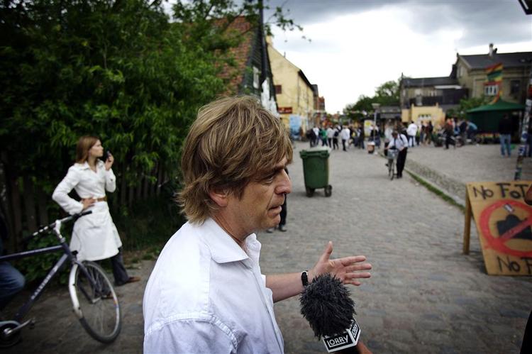 Advokat Knud Foldschack ved indgangen til Christiania. 