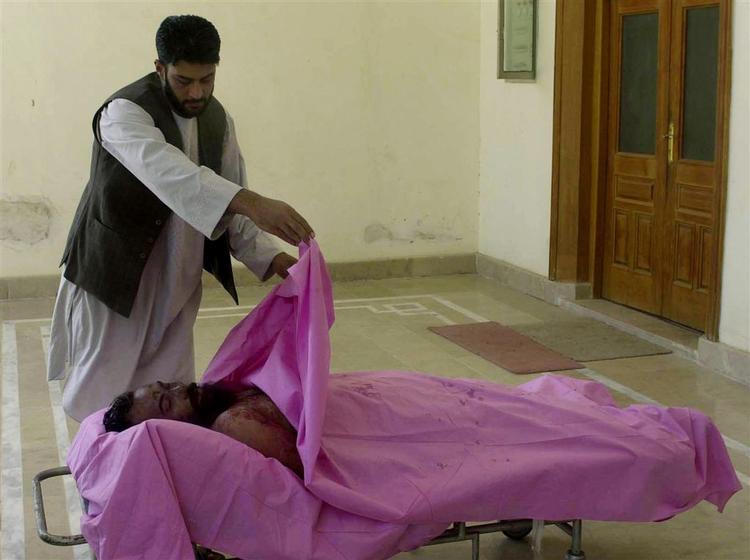 Liget af mullah Dadullah blev i går vist frem af de afghanske myndigheder, men først i dag indrømmede Taleban, at den dræbte var talebanlederen. 