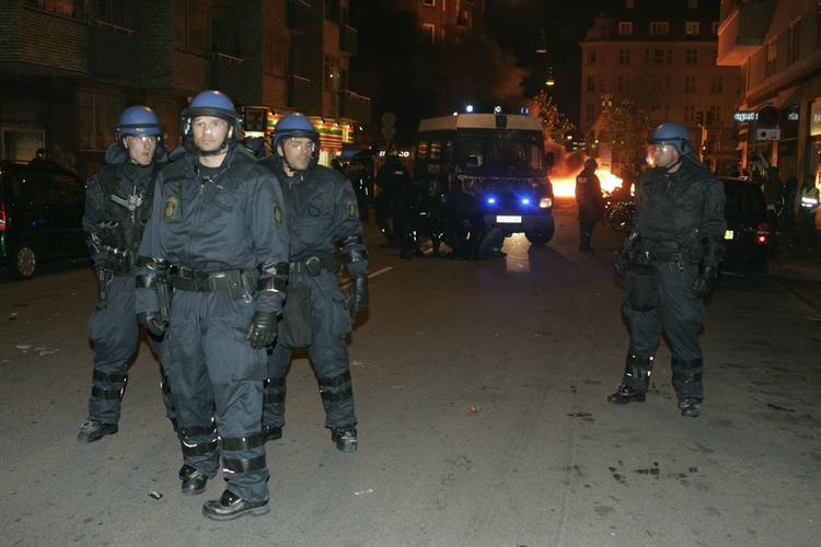 Politiet rykkede frem, da aktivister samledes på Christianshavns Torv og satte ild til affald og cykler. 