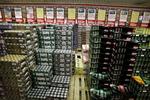 Grænsebutikkerne kritiseres for at hjælpe kunderne med at laste øl i pallevis, dvs. 800 liter, selvom grænsen for indførel i Danmark er 110 liter. 