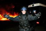 Politiet beder en gruppe pressefolk forlade stedet under urolighederne på Christianshavns Torv. 