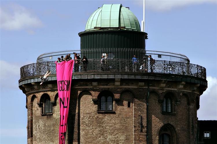 To lolitadukker måtte tage turen fra toppen af Rundetårnet. 