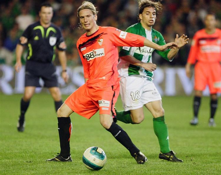 Christian Poulsen i kamp for Sevilla. 