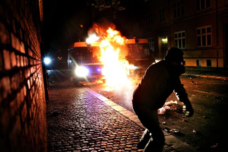 Demonstranter og politi var i krig det meste af mandagen, efter politiet havde fjernet et gammel hus på Christiania. 