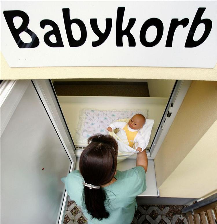I Tyskland kan ulykkelige mødre anonymt aflevere deres babyer på hospitaler. Babykorb er tysk og betyder baby kurv. 
