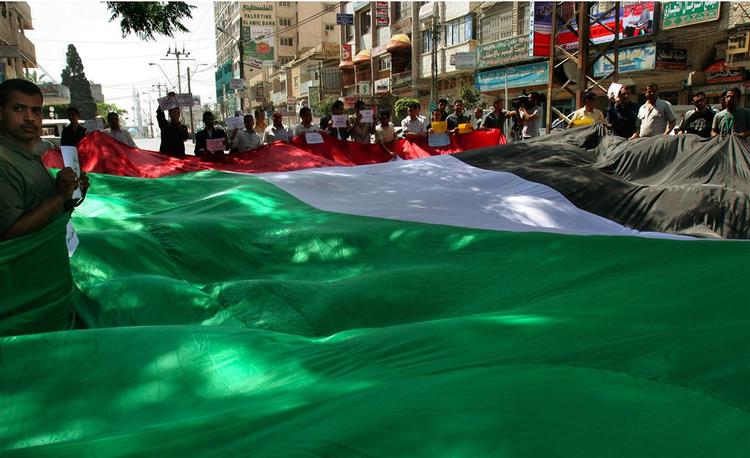 Demonstranter protesterede i dag i Gaza mod kampene mellem Fatah og Hamas. 