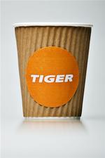 En kop kaffe til en tier fra Tiger. Den er god til prisen. 
