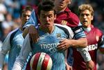 Joey Barton (i lyseblåt) er løsladt på kaution til 11. juli. 