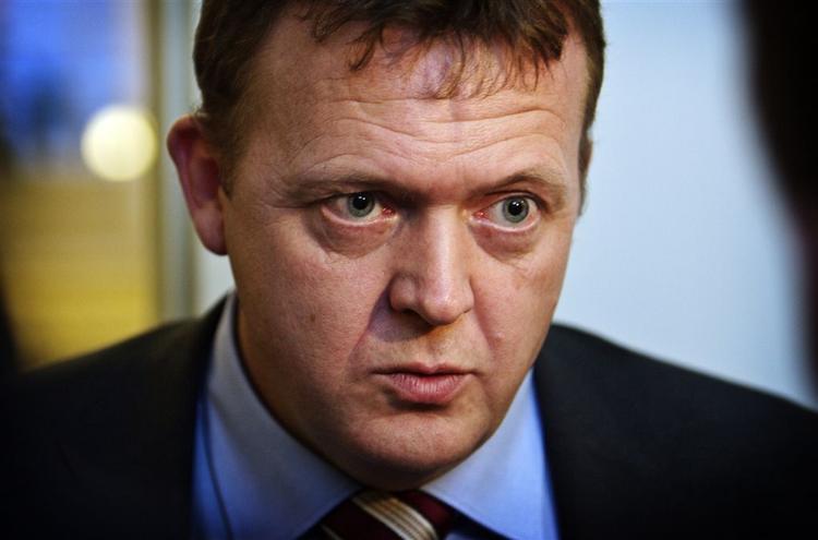 Indenrigsminister Lars Løkke Rasmussen kan godt leve med, at kommuner og amters overskrider budgetterne. 