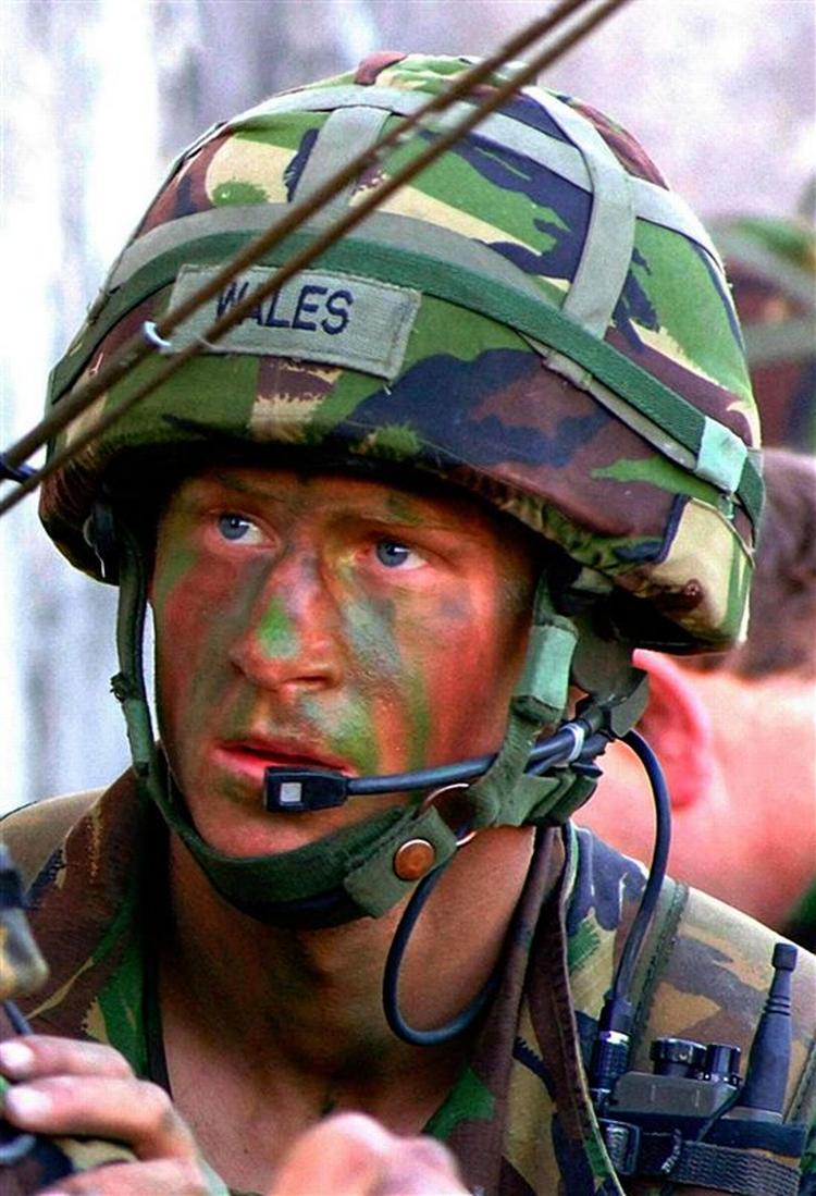 Prins Harry på øvelse på Cypern i marts 2006. 