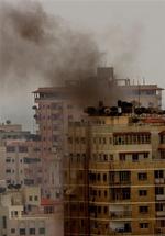 Sort røg stiger op fra en beboelsesejendom efter Hamas-angreb i Gaza by i dag. 