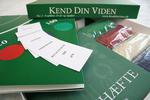 En papirtynd plade, nogle få jetoner og nogle hundrede hvide lapper papir udgør materialerne til 'Kend Din Viden', der trods dette i dén grad er værd at kigge nærmere på. Næste udgave af brætspillet må dog gerne kæle lidt mere for detaljen. 
