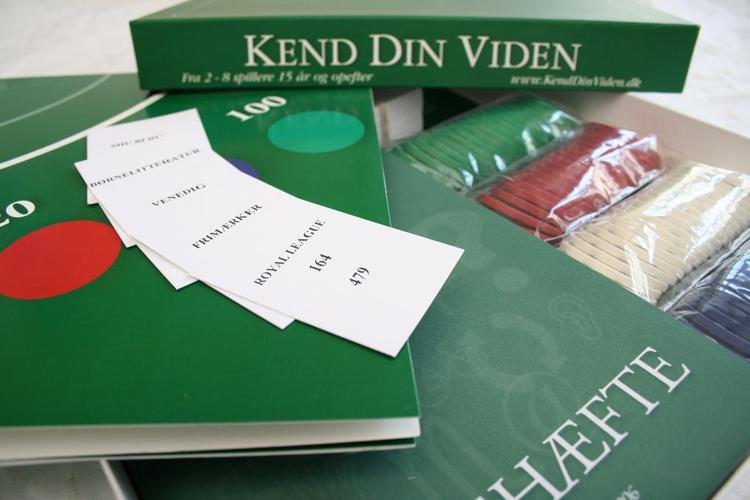En papirtynd plade, nogle få jetoner og nogle hundrede hvide lapper papir udgør materialerne til 'Kend Din Viden', der trods dette i dén grad er værd at kigge nærmere på. Næste udgave af brætspillet må dog gerne kæle lidt mere for detaljen. 