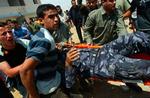 Palæstinensere bærer en såret soldat fra sikkerhedsstyrken i Hamas væk fra Gazas uroligheder. 