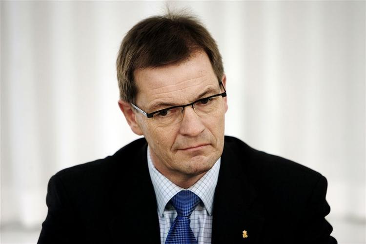 Formanden for de konservative, Bendt Bendtsen, opfordrer til skattelettelser, hvilket Venstre og DF afviser. 