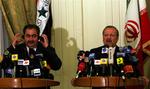 Mødet mellem Iran og USA er kommet i stand på opfordring fra blandt andre den irakiske udenrigsminister Hoshyar Zebari til venstre i billedet. Til højre ses den iranske udenrigsminister Manouchehr Mottaki. 
