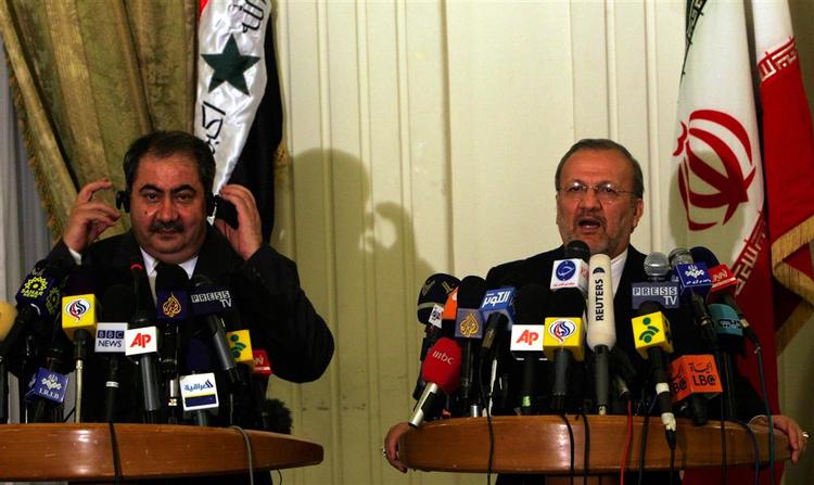 Mødet mellem Iran og USA er kommet i stand på opfordring fra blandt andre den irakiske udenrigsminister Hoshyar Zebari til venstre i billedet. Til højre ses den iranske udenrigsminister Manouchehr Mottaki. 