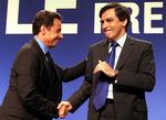 Frankrigs præsident Nicolas Sarkozy (tv) hilser på den nye premierminister, Francois Fillon. 
