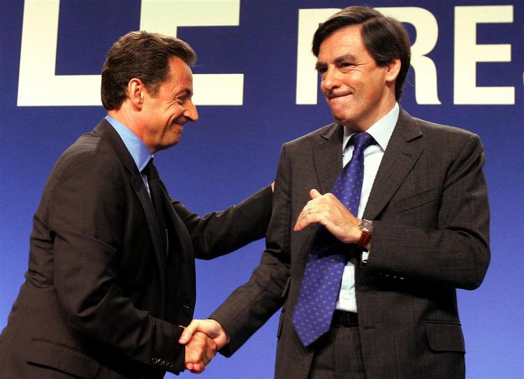 Frankrigs præsident Nicolas Sarkozy (tv) hilser på den nye premierminister, Francois Fillon. 