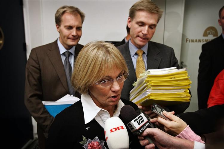 Dansk Folkepartis leder, Pia Kjærsgaard, ønsker et totalt tørklædeforbud i det danske samfund. 