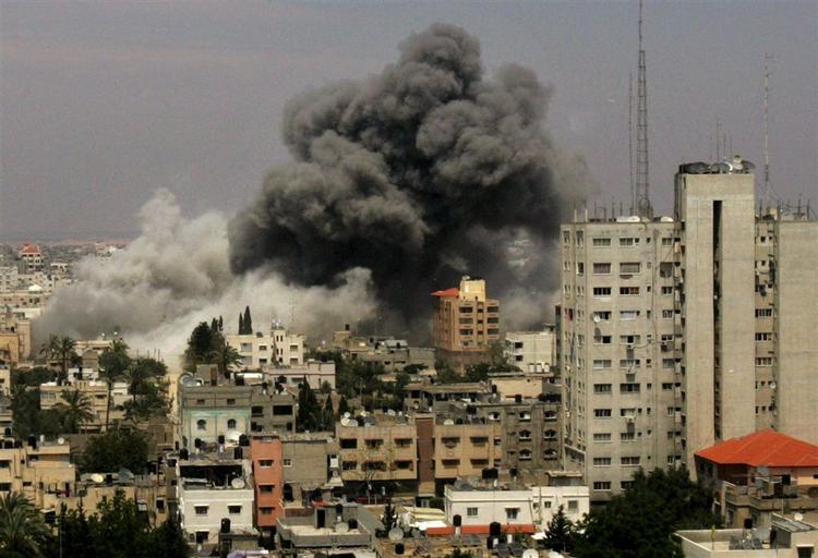 Hamas truer med gengældelsesangreb mod Israel, som har angrebet en Hamas-bygning. 