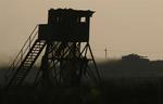 En israelsk kampvogn bevæger sig ind i Gaza-striben i dag. 
