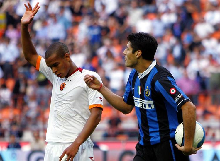 Inters Julio Cruz brokker sig over et annuleret mål i kampen mod Roma. 