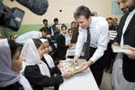 Statsminister Anders Fogh Rasmussen kom  forbi en pigeskole, hvor han delte nye skolebøger ud til eleverne. 
