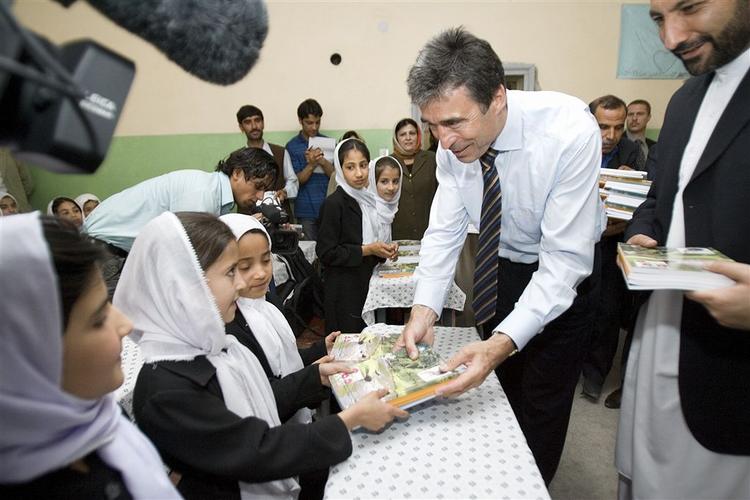 Statsminister Anders Fogh Rasmussen kom  forbi en pigeskole, hvor han delte nye skolebøger ud til eleverne. 