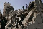 Resterne af en bygning i Gaza by efter et israelsk bombardement. 