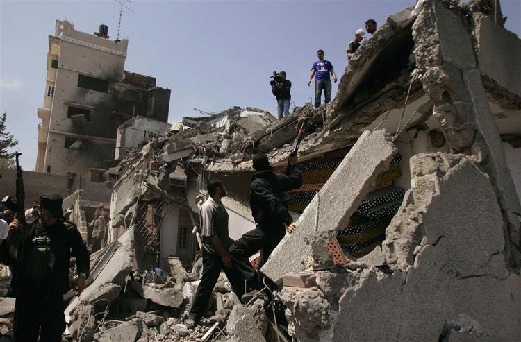 Resterne af en bygning i Gaza by efter et israelsk bombardement. 