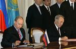 Kasakhstans præsident Nursultan Nasarbajev ses her med Ruslands præsident Putin tidligere på måneden. 
