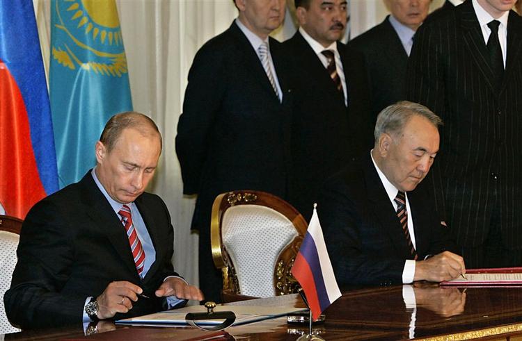Kasakhstans præsident Nursultan Nasarbajev ses her med Ruslands præsident Putin tidligere på måneden. 