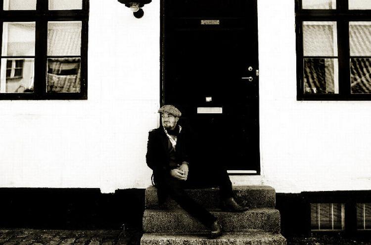 Kvinder, øl og musik. Nikolaj Rysagers soloudspil har to udspring. Det ene begynder i Præstø, det andet er et socialt engagement. 