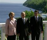 Ruslands præsident Putin flankeret af Angela Merkel og José Manuel Barosso under dagens topmøde mellem EU og Rusland. 