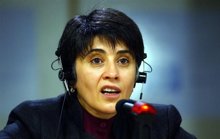 Den kurdiske Leyla Zana skal ud af sit parti og må ikke stille op til det tyrkiske parlamentsvalg i juli. 