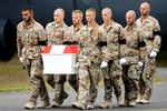Den 20-årige konstabel Henrik Nøbbe, der blev dræbt i Irak, blev eskorteret hjem af en æresgarde. 