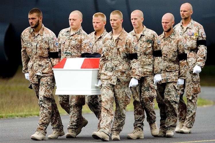 Den 20-årige konstabel Henrik Nøbbe, der blev dræbt i Irak, blev eskorteret hjem af en æresgarde. 