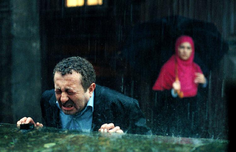 Den nye filmfestival 'Cinematurca' viser et alsidigt billede af Tyrkiet. I filmen 'Takva' har den stærkt troende hovedperson svært ved at forene sine islamistiske værdier med sin hverdag. Foto fra filmen.