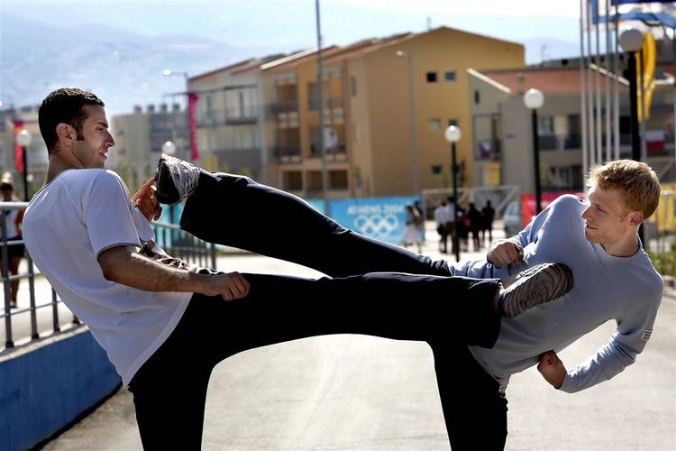 Ved OL i Athen udgjorde Zakaria Asidah og Jesper Roesen den danske taekwondorepræsentation. Asidah deltager ikke ved det igangværende VM på grund af sygdom i familien, mens Jesper Roesen nu er landstræner. 