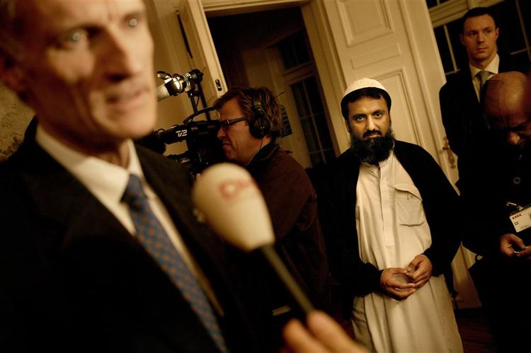 I sidste uge var Bertel Haarder fristet af, at indføre en øvre grænse for andelen af indvandrerelever i den enkelte folkeskole. Nu opfordrer undervisningsministeren muslimske forældre til, at deres børn ikke faster under Ramadanen. 