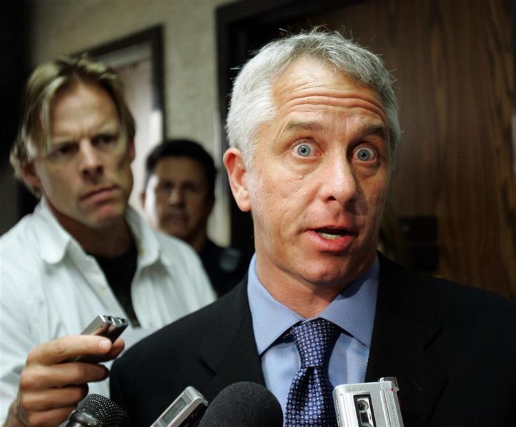 Greg Lemond (th.) genfortæller historien om sex-afpresningen til en chokeret presse. 