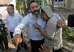 Et israelsk ægtepar i chok efter at en palæstinensisk raket slog ned lige ved siden af deres hus i byen Sderot. 