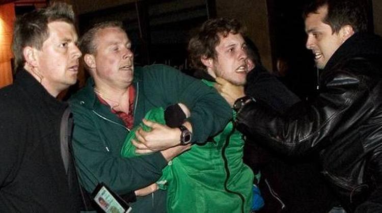 Den civile betjent til venstre slog den unge mand i maven, i mens betjenten til højre havde fat i halsen på ham ifølge politiken.dk's fotograf på stedet. 