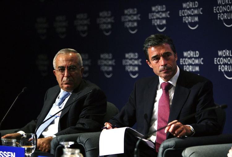 Statsminister Anders Fogh Rasmussen (V) deltager i disse dage i en Mellemøstkonference i Jordan. Til venstre er det den palæstinensiske finansminister Salam Fayyad. 