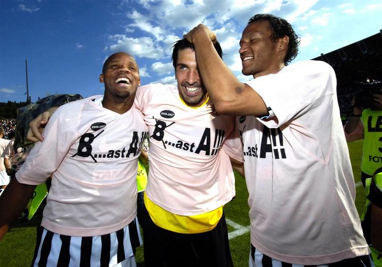 Juventus' franske stopper Jean-Alain Boumsong, keeper Gianluigi Buffon samt forsvareren  Jonathan Zebina fejrer oprykningen. 