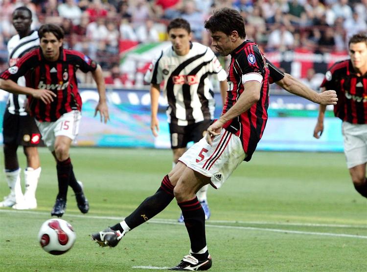 Veteranen Costacurta sagde farvel til Milans fans med manér: Med en sjælden scoring, sat ind på straffe. 