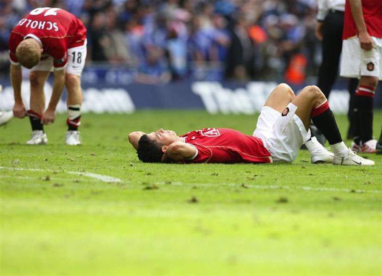 Cristiano Ronaldo og Paul Scholes efter den udmarvende finale, der endte Chelsea-sejr 1-0. 
