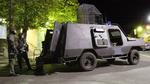 Politiets specialstyrker står klar uden for kirken, hvor en eller flere geværmænd har forskanset sig. 